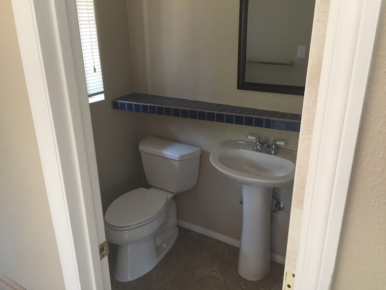 Building Photo - 875 S Arroyo Dr