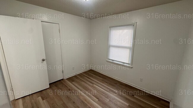 Building Photo - $1000 - 3 bed 1 bath - Single Family Home