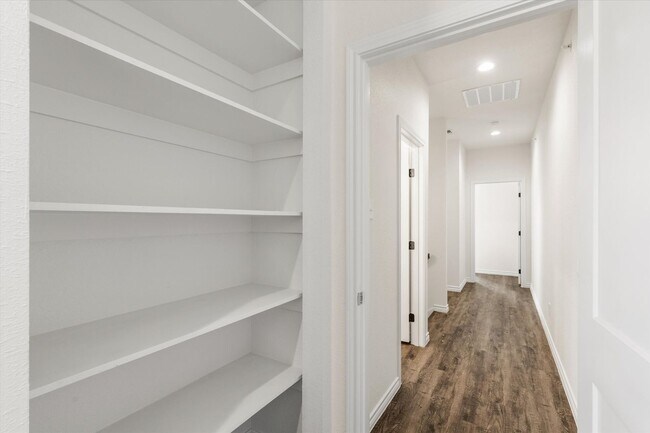 Building Photo - 1402 Courtney Pl
