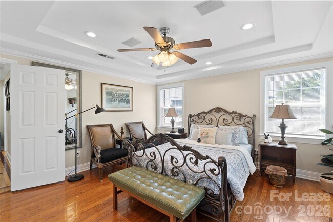 Building Photo - 703 S Summit Ave