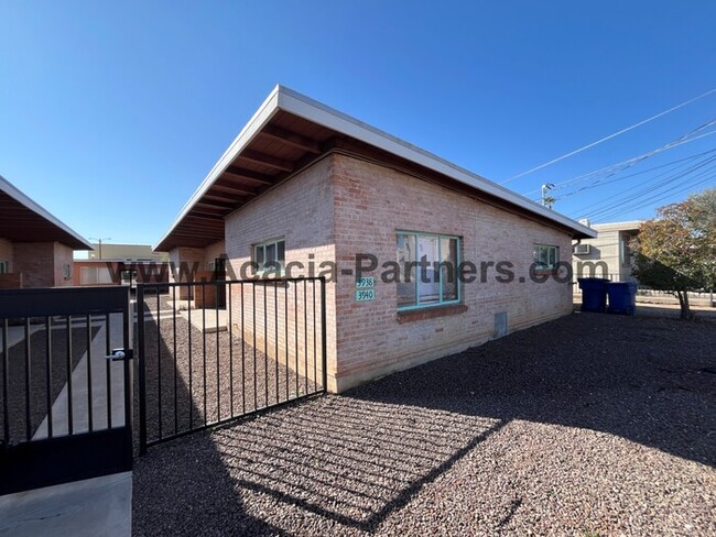 Building Photo - Beautiful 4-Plex w/ Storage