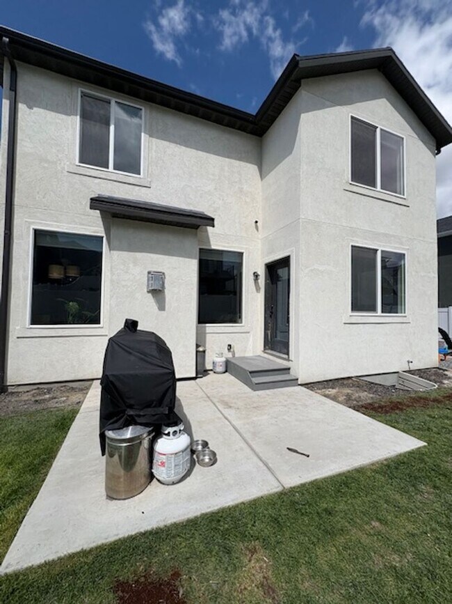 Building Photo - 4 Bedroom / 3 Bath Home in Eagle Mountain!