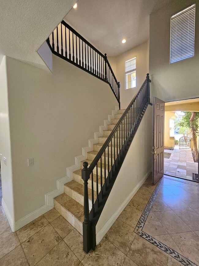 Building Photo - Executive home in South Corona!