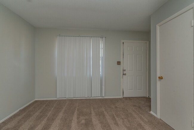 Building Photo - $1,120 - 3 bed/2 bath house in Turpin Hill, with fenced back yard! Section 8 Welcome!