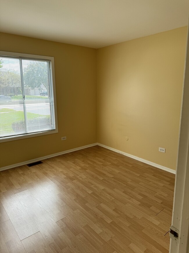 Building Photo - 690 Cross Creek Dr N