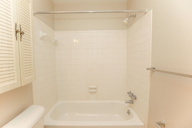 Building Photo - Spacious Townhome Updated Throughout!
