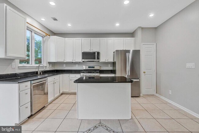 Building Photo - 2504 Woodrow Wilson Dr