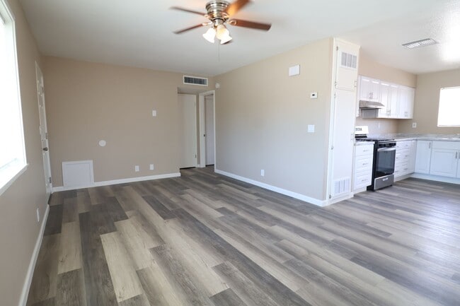 Building Photo - 426 W Moyer Ave