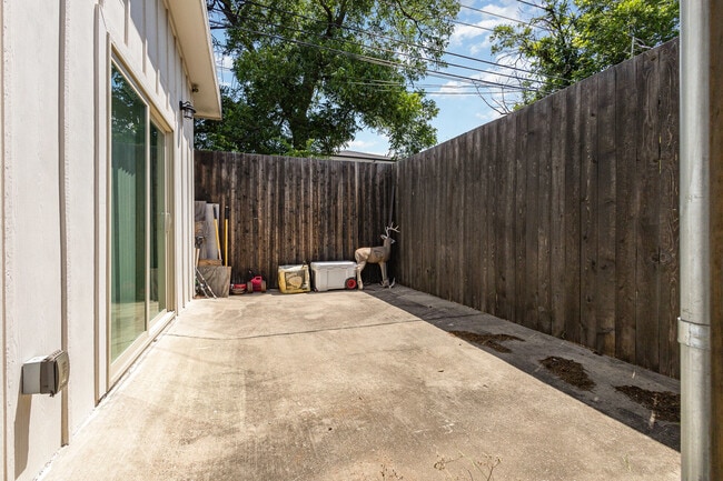 Building Photo - 1030 Mt Auburn Ave