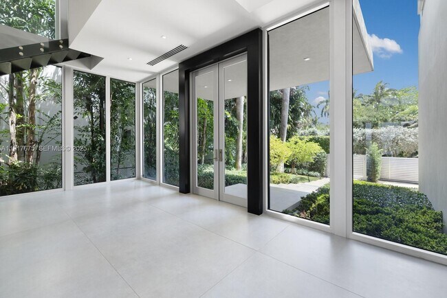 Building Photo - 1379 N Venetian Way