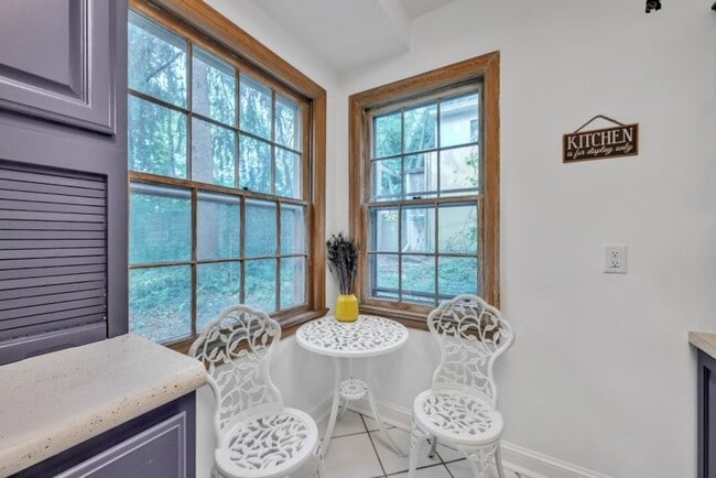 Building Photo - Charming 2 Bed 2 Bath House in the Heart o...