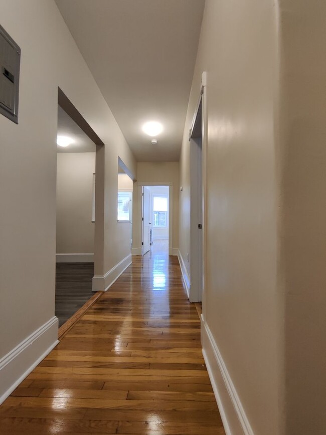 Building Photo - 2 Bedroom Split on Beacon St. No brokers F...