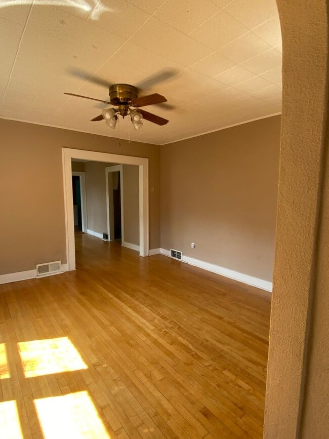 Building Photo - 316 4th Ave SW