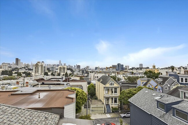 Building Photo - Beautifully Updated Top Floor Three Bedroo...