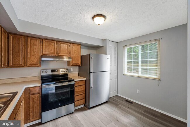 Building Photo - 8025 Tyson Oaks Cir