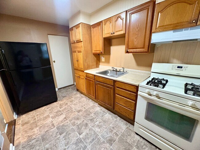 Building Photo - 3 Bedroom Apartment Available in Harrisburg!