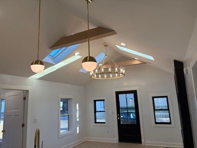 Building Photo - Step into modern luxury right here in Bloo...