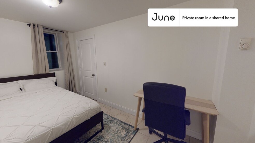 Building Photo - Private bedroom in 4 bed/2 bath Home