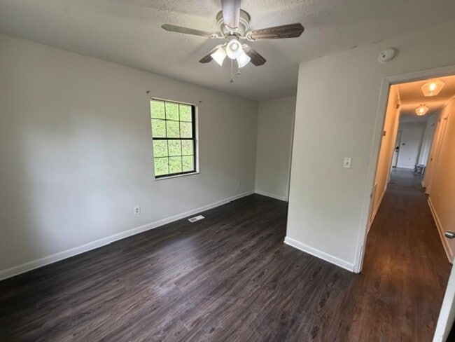 Building Photo - Lenoir City 37771 - 3 bedroom, 2 bath home - Contact Tara Hayes (865) 242-8010