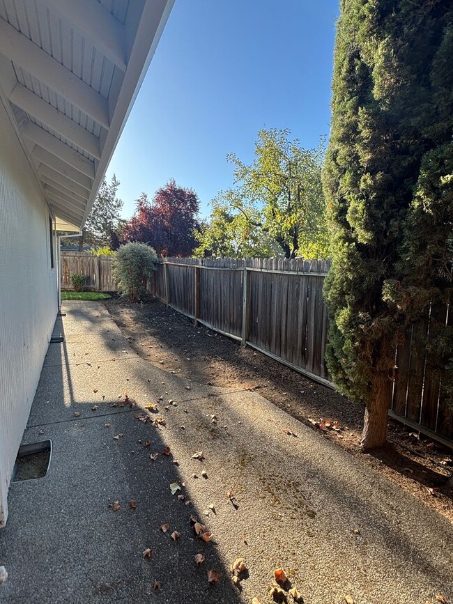 Building Photo - Corner Lot, RV Parking in North Medford!!