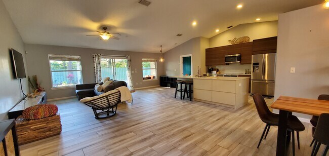 Building Photo - 284 W Silverthorn Ln