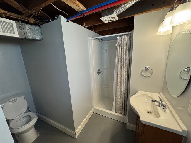 Building Photo - 3 bed 2 bath Berkley bungalow with garage ...