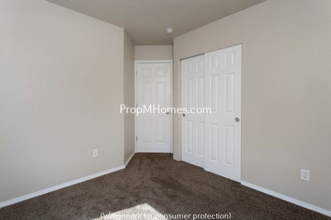 Building Photo - Adorable Three Bedroom Home In SE Portland - With A Spacious Backyard!