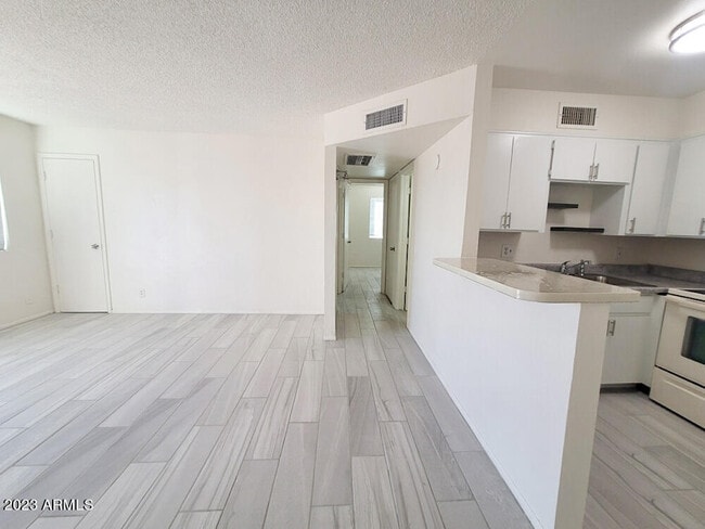 Building Photo - 506 E Southern Ave