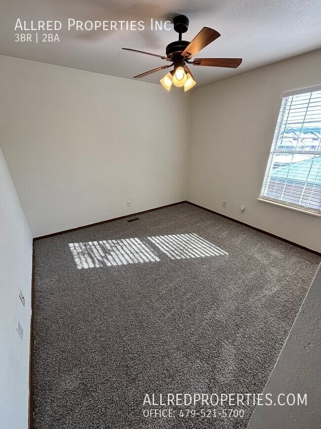 Building Photo - 822 N Daisy Ln