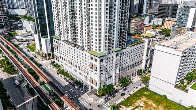 Building Photo - 999 SW 1st Ave