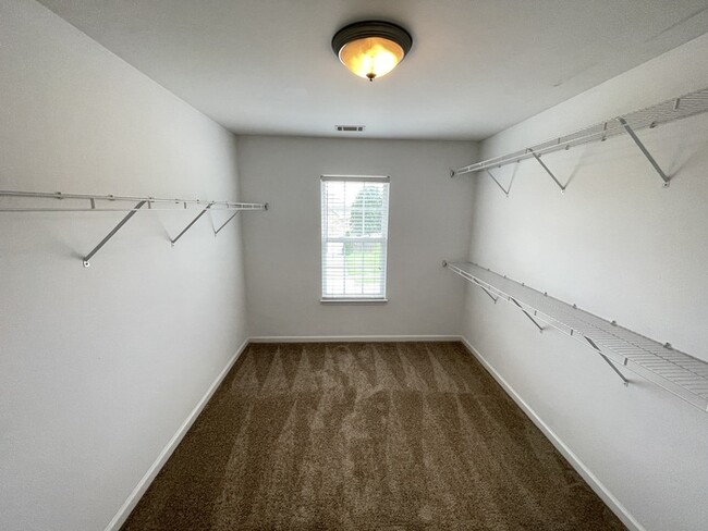Building Photo - Saundersville Station home with renovation...