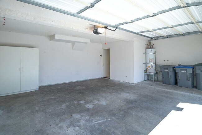 Building Photo - Harborwalk Marina Villa | 3 Bed, 2.5 Bath | Channel Islands Harbor | Beach Close