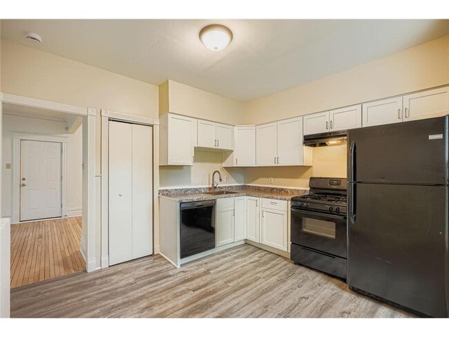 Building Photo - 595 Hawthorne Ave E