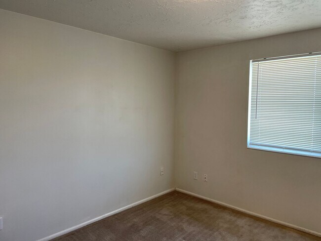 Building Photo - 2 Bedroom, 1.5 Bathroom Twin Home in West ...