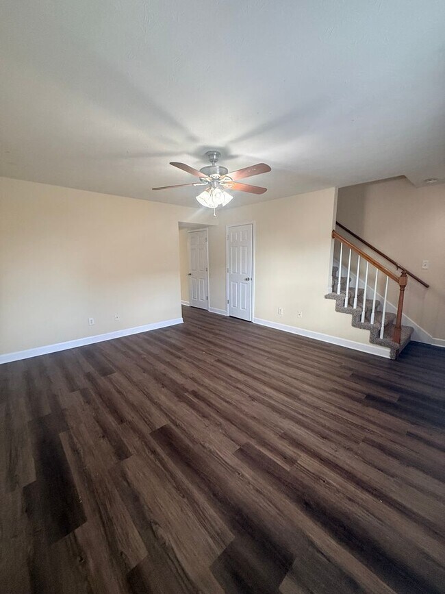 Building Photo - Great townhouse for quiet family living