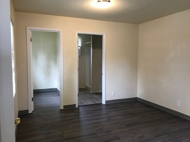 Building Photo - [HUD 1087] 2 Bedroom 2 Bathroom w/ Large Back Yard