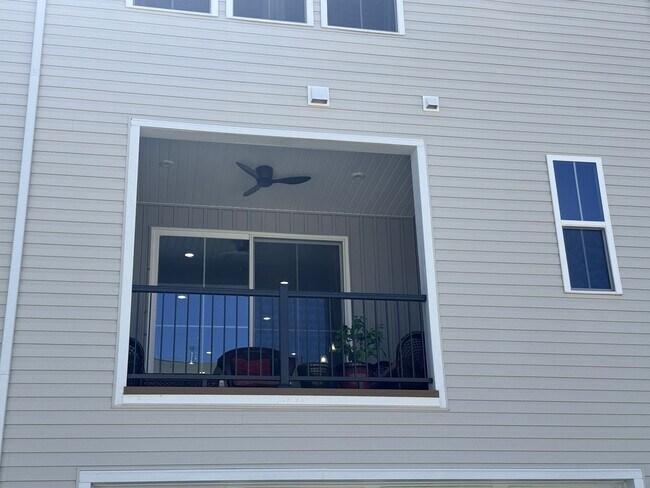 Building Photo - Beautiful in Great Location and Great Schools!