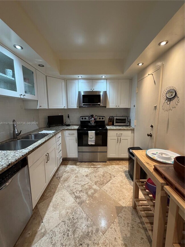 Building Photo - 500 Bayview Dr