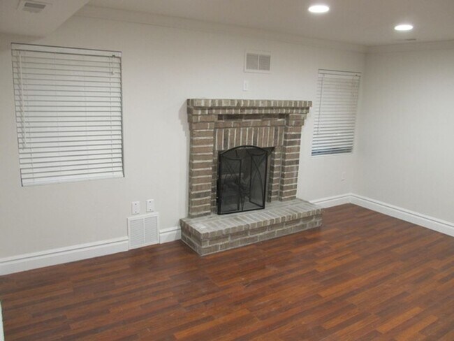 Building Photo - Great Holladay Townhome