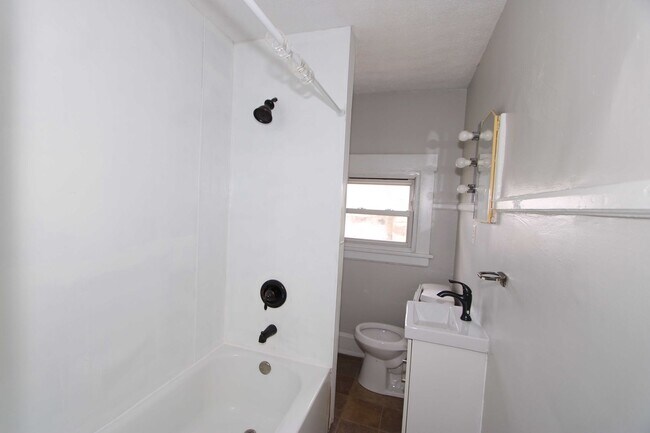 Building Photo - 202-204 Harrison Street Middletown OH 45042