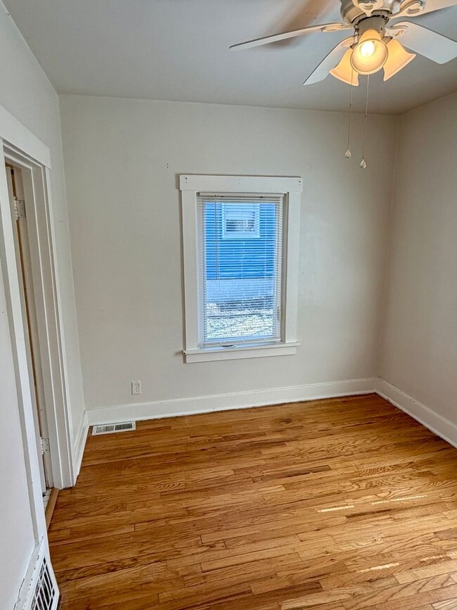 Building Photo - 3 Bedroom Morton Meadows Home for Rent - Close to Everything!