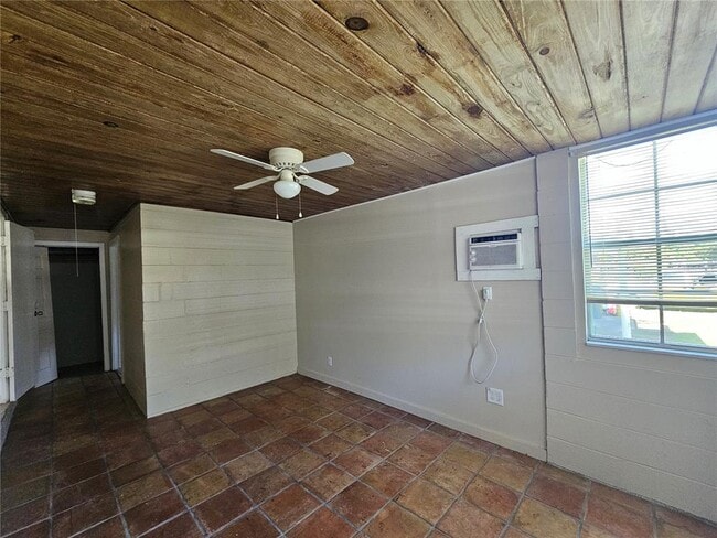 Building Photo - 2235 Lakeview St