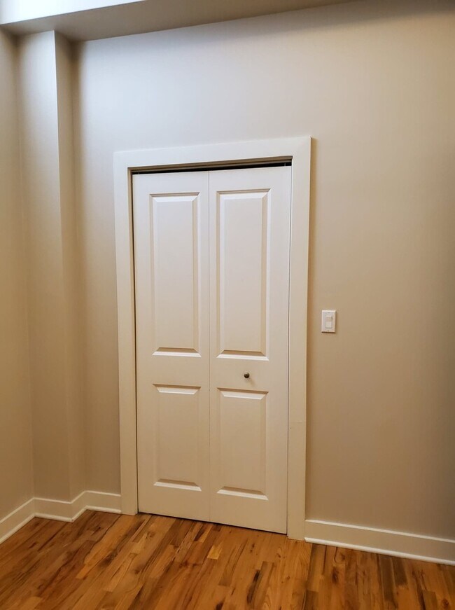 Building Photo - 3609.5 N Lakewood Ave