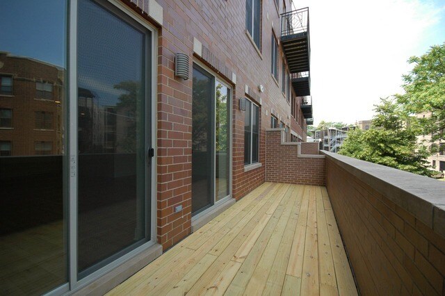 Building Photo - 2 bed 2.5 bath Logan Square Duplex
