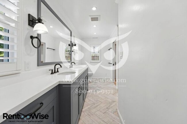 Building Photo - Short term lease only