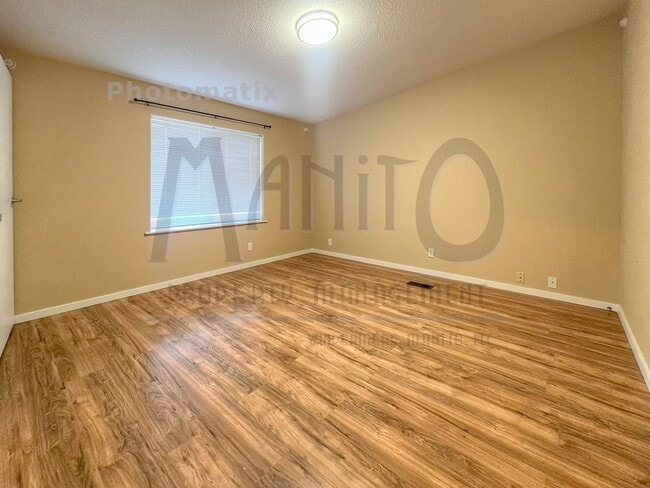 Building Photo - Spacious Modern 2 Bedroom Home