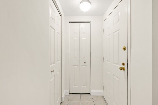 Building Photo - Spacious & Conveniently Located 2br/2ba on U St Corridor!