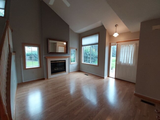 Building Photo - 2 Bedroom 1.5 Bathroom End Unit Townhome in Hudson
