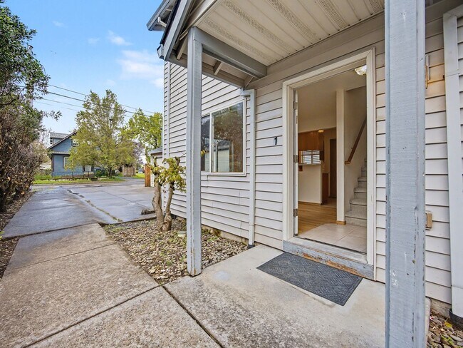 Building Photo - NAVAB02