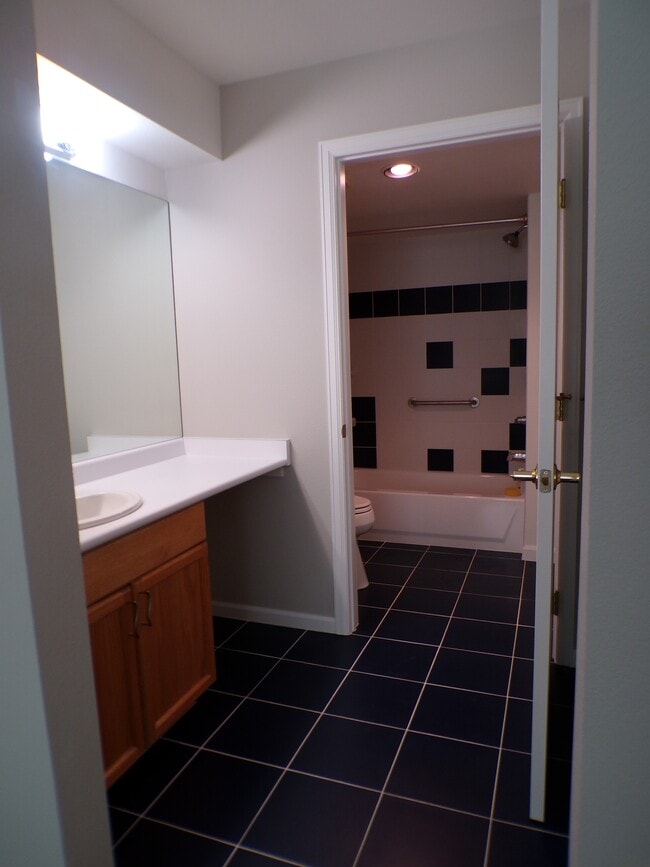 Building Photo - 1902 Crazy Horse Cir